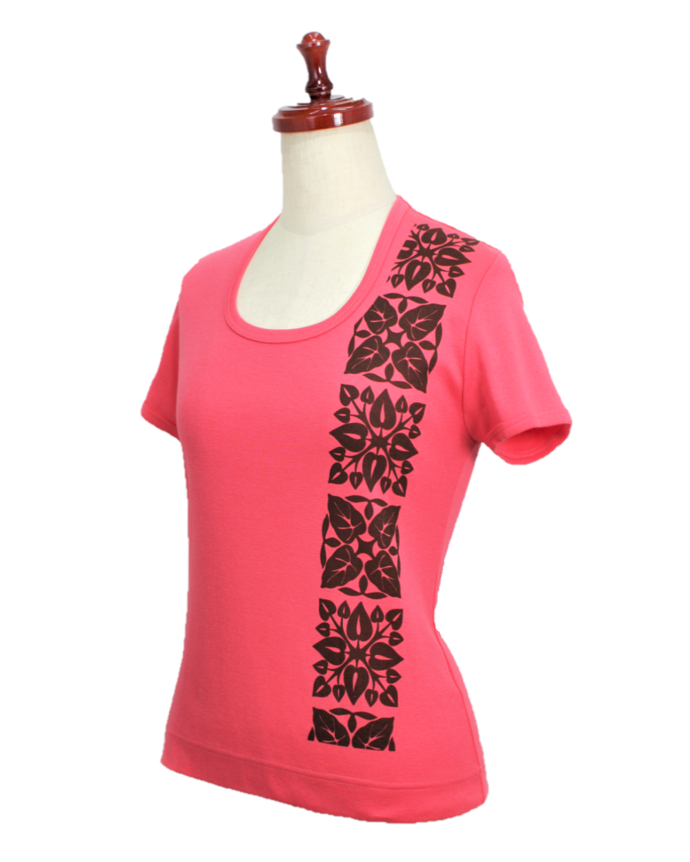 フラＴシャツ　、コーラルピンク地にマホガニ－色のハワイアンキルト模様模様