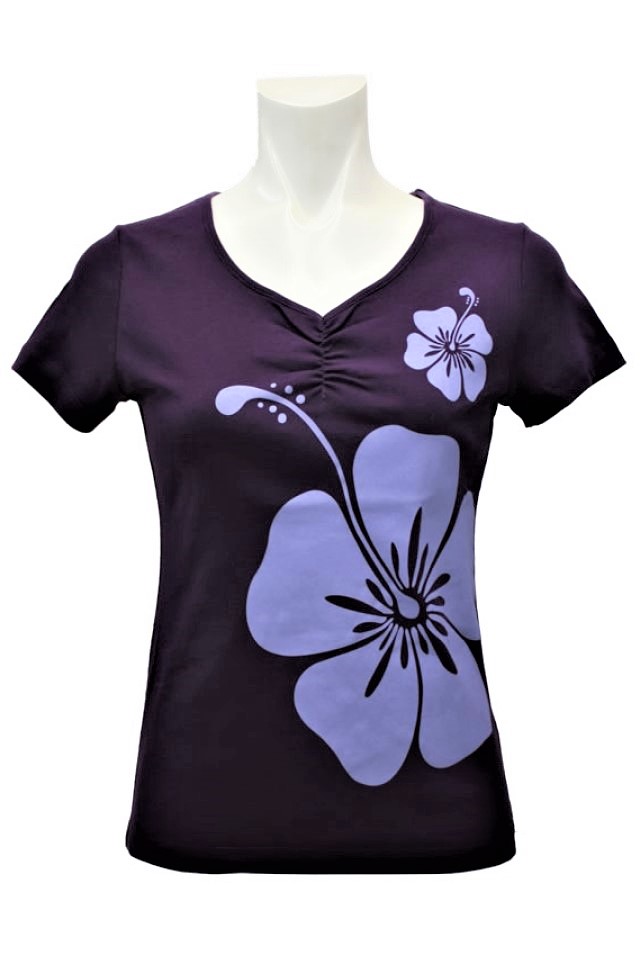 ボルドー地にラベンダー色のハイビスカス柄のフラダンスTシャツ