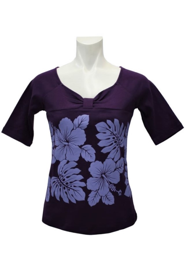 アメジストの地色に藤色のハイビスカスとラウアエの葉模様が前面を豪華にいろどります。ラグラン、五分袖の着心地のいいTシャツです。