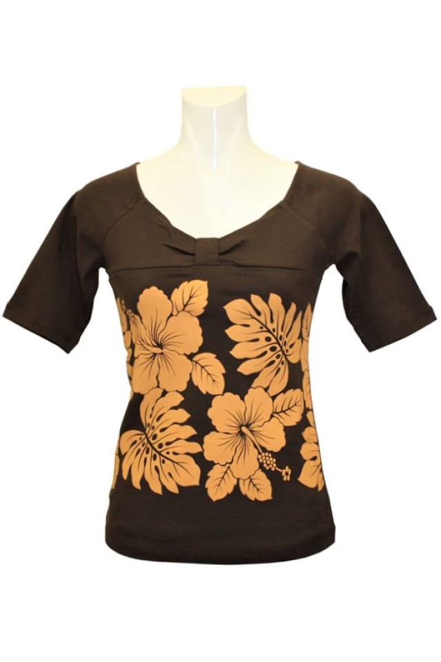 アイブラウン地に、インディアンイエローのモンステラ模様が胸元に。ラグランの5分袖がレッスンに最適なＴシャツ。