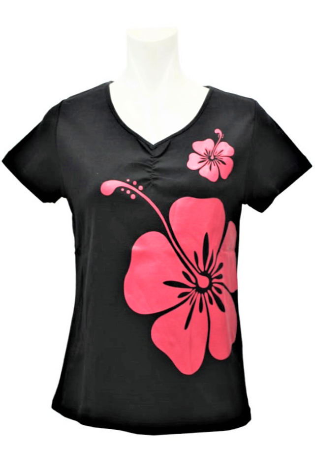 フラTシャツ黒地に赤のハイビスカス模様の着心地の良いラウンドネックのＴシャツ　シャツ