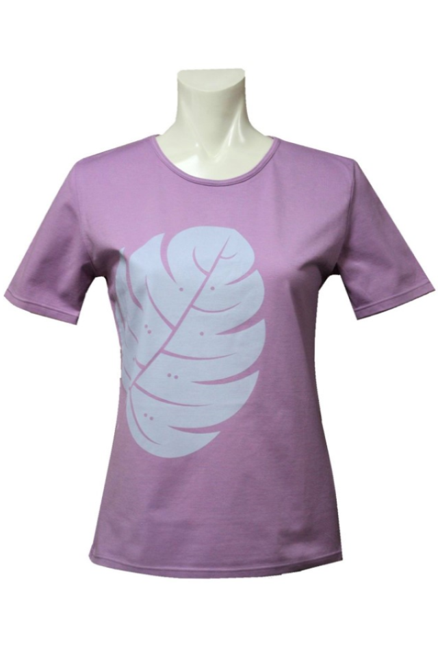 着心地のいい、パ－プル地に水色のモンステラ模様のラウンドネッケのＴシャツ