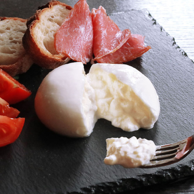 花畑牧場 ブラータ ~生モッツァレラ~ 70g×12個セット【冷凍配送】