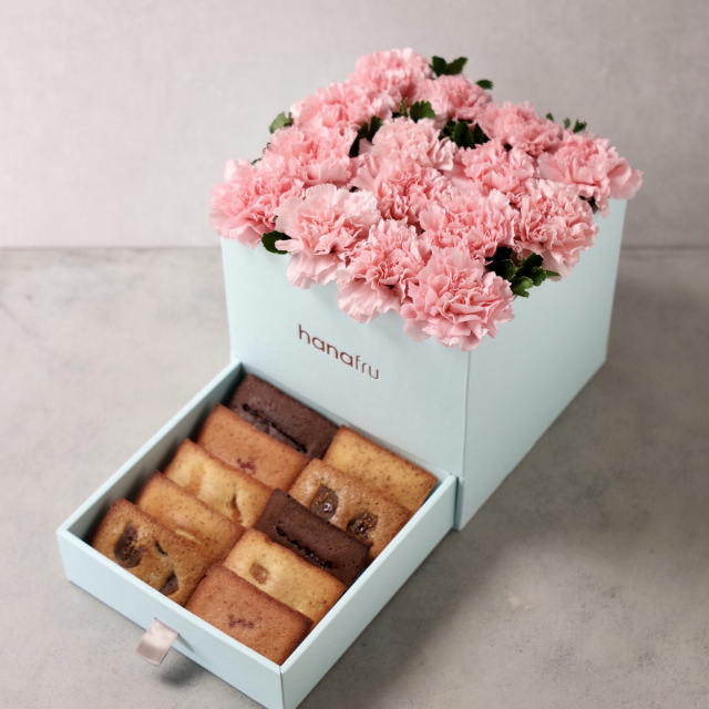 カーネーションとフィナンシェの贈り物・ピンク