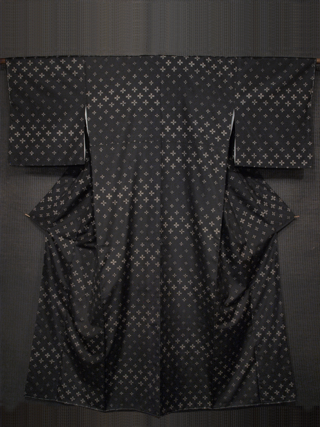 帯のアトリエ花邑 Hanamura 銀座店 憲法黒茶 けんぽうくろちゃ 色地に幾何学花文様 本場大島紬 泥染め 袷 証紙付き