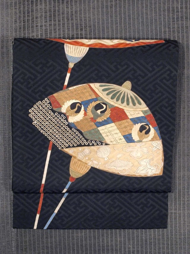 紗綾型の地紋に舞傘文様 絞りに手描き染め 名古屋帯　