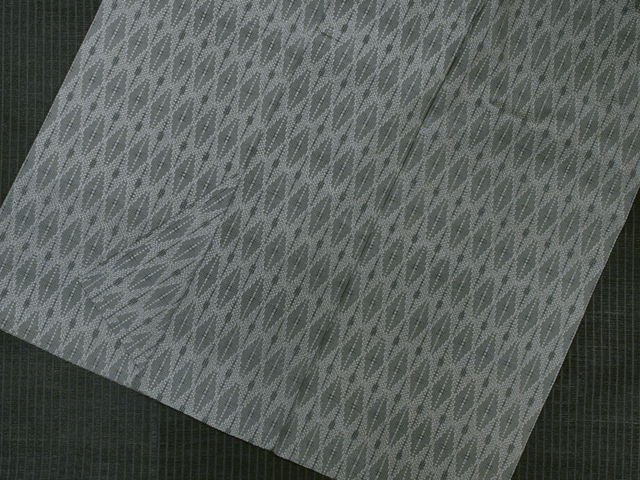 カ*ピ様 ⭐️単衣 手織り ざっくり風合いの良い紬 単衣】ゆとりサイズ 白地×墨色地 蚊絣や亀甲絣文 塩沢紬 | 大山