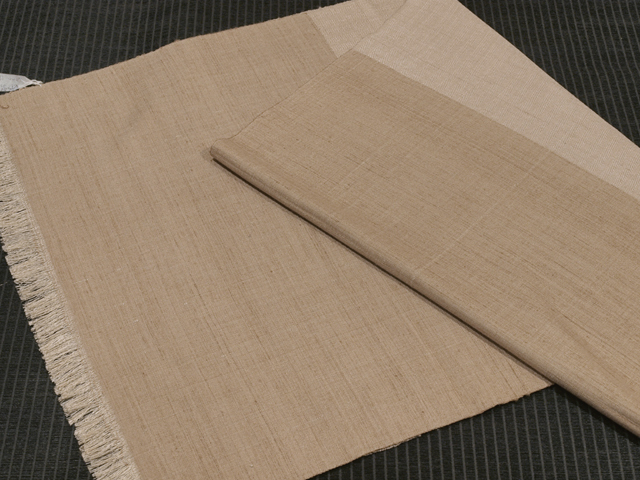 帯のアトリエ 花邑 Hanamura 銀座 中野みどり作 草木染め手織り紬 綾織ピンクベージュ ダークベージュ ショール