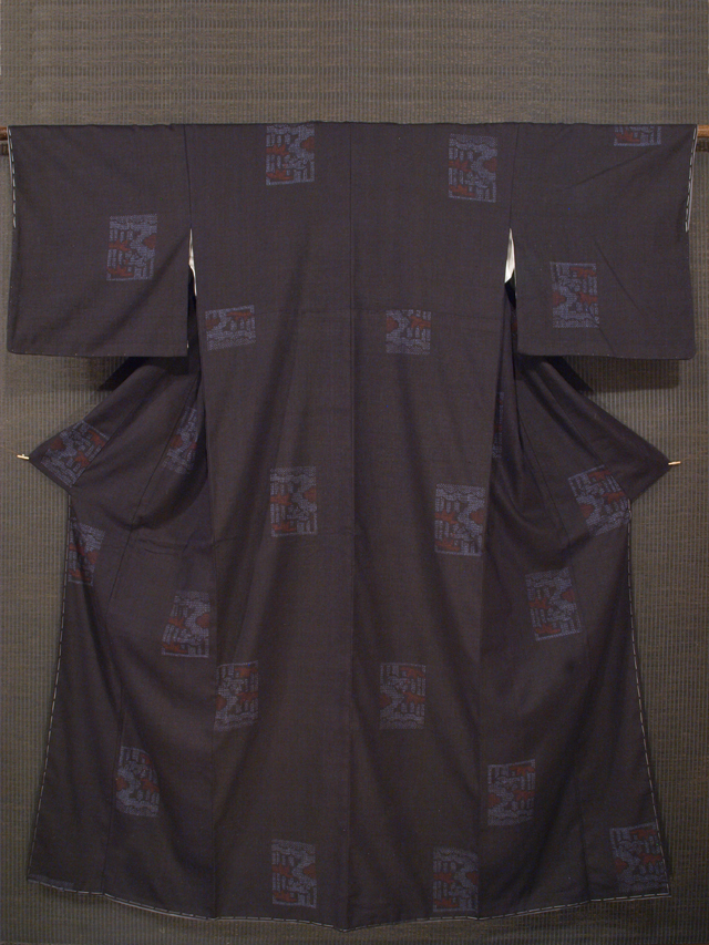 烏羽色（ からすばいろ）地に亀甲絣の結城紬 袷