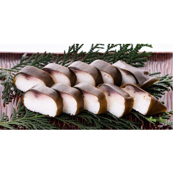 鯖街道龍飛巻 小ぶりですが 鯖は日本海沖でとれる真鯖で 少人数でお召し上がりいただくのに最適です 昆布は龍飛昆布を使用し 鯖と米を全体で包み込むようなかたちで仕上げております 2人前 消費期限 製造より3日