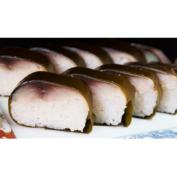 鯖街道龍飛巻 小ぶりですが 鯖は日本海沖でとれる真鯖で 少人数でお召し上がりいただくのに最適です 昆布は龍飛昆布を使用し 鯖と米を全体で包み込むようなかたちで仕上げております 2人前 消費期限 製造より3日