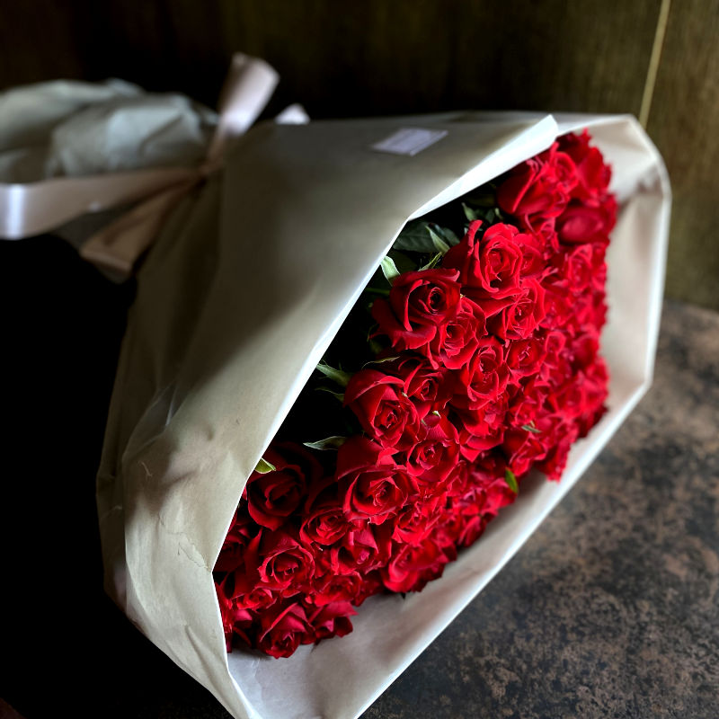 100本のバラの花束－100％の愛－