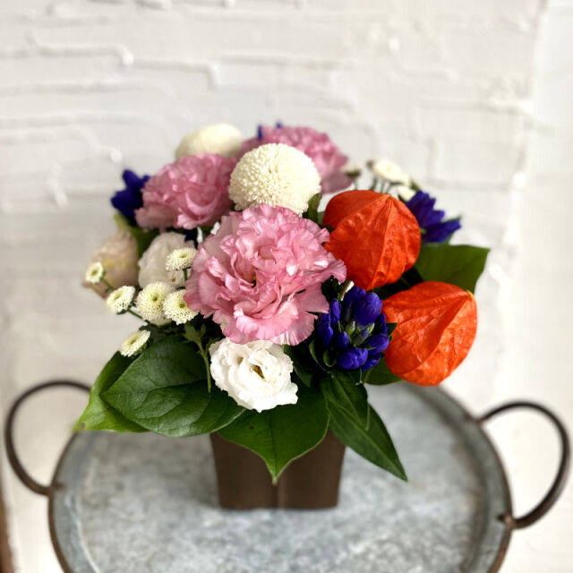 お供えアレンジメント お盆限定ホオズキ入り Pastel フローラル花夢館 お供えアレンジメント お盆限定ホオズキ入り Pastel フローラル花夢館