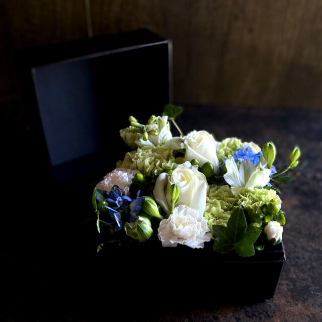 フラワーギフト 【ボックスフラワーアレンジメント white】 岐阜の花屋