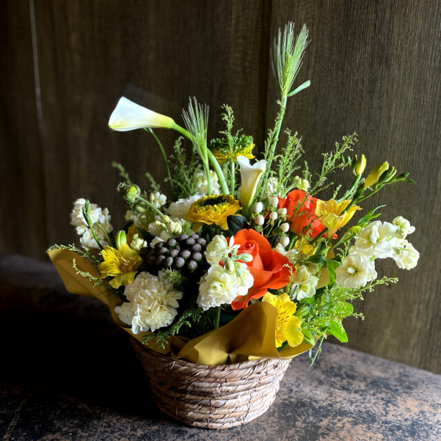 横から見たイエロー系5000円以上のフラワーアレンジメント