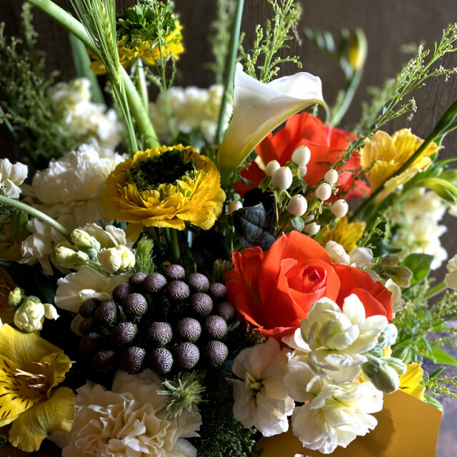 イエロー系5000円以上のフラワーアレンジメントのアップ