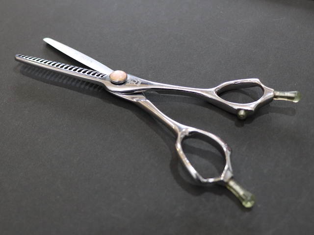 カットハサミ　光シザー　美容師　理容師 光シザー HIKARI c-evo762 美容師用 理容師用 トリマー用 中古セニング