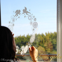 【大きなガラス専用ステッカー　白・大きな輪飾りと天使  A2サイズ】+【ガラス専用クリスマス雪だるま A4サイズ】すうーっと貼ってはがせる  ふちが透き通っていて、ガラスに貼るとキレイ【日本製】