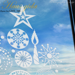 【大きなガラス専用ステッカー　白・大きなクリスマスツリー  A2】+【ガラス専用クリスマス雪だるま A4】すうーっと貼ってはがせる  ふちが透き通っていて、ガラスに貼るとキレイ【日本製】