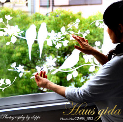 受注生産【ガラス専用　大きな森の中のことり  A2サイズ】+【ガラス専用クリスマス雪だるま A4サイズ】すうーっと貼ってはがせる  ふちが透き通っていて、ガラスに貼るとキレイ【日本製】