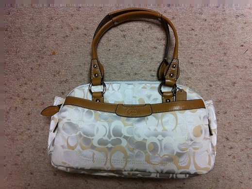 シグネチャーサッチェルシルバー（COACH）