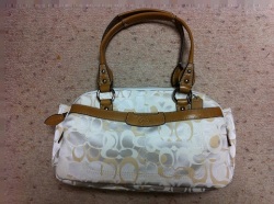 シグネチャーサッチェルシルバー（COACH）