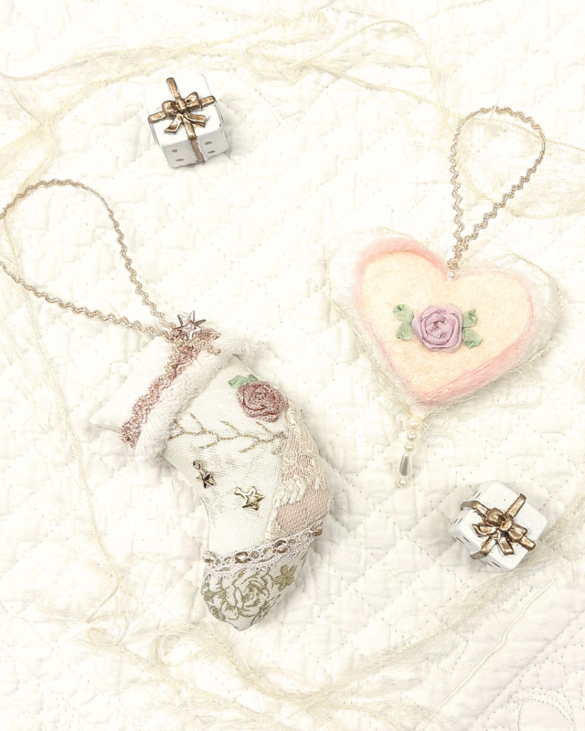 【オリジナルキット】【リボン刺しゅう】【パッチワーク】【クリスマスオーナメント】【こねこ便】 クリスマスブーツ&ハートオーナメントのセット