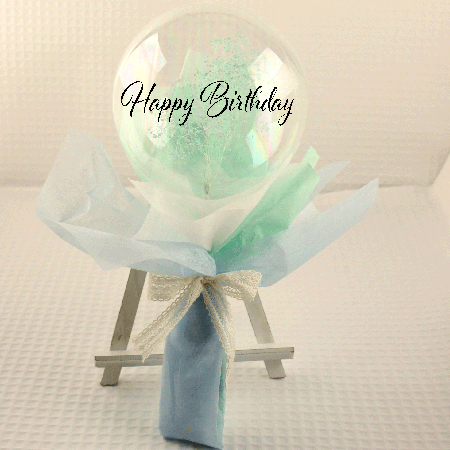 絶対オシャレシリーズ　誕生日花束タイプ　「透明バルーンinかすみ草　HappyBirthaday束　バルーンギフト」 ｂｄ0067