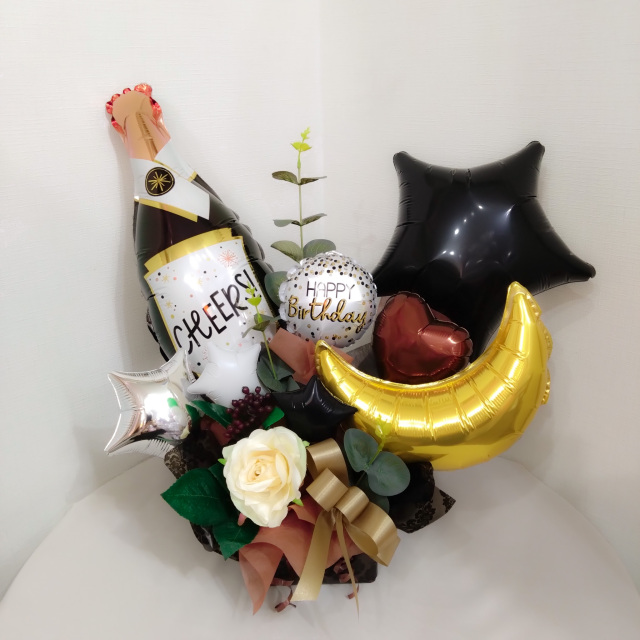 ブラックベースで大人っぽいイメージの誕生日バルーンアレンジ bd0093