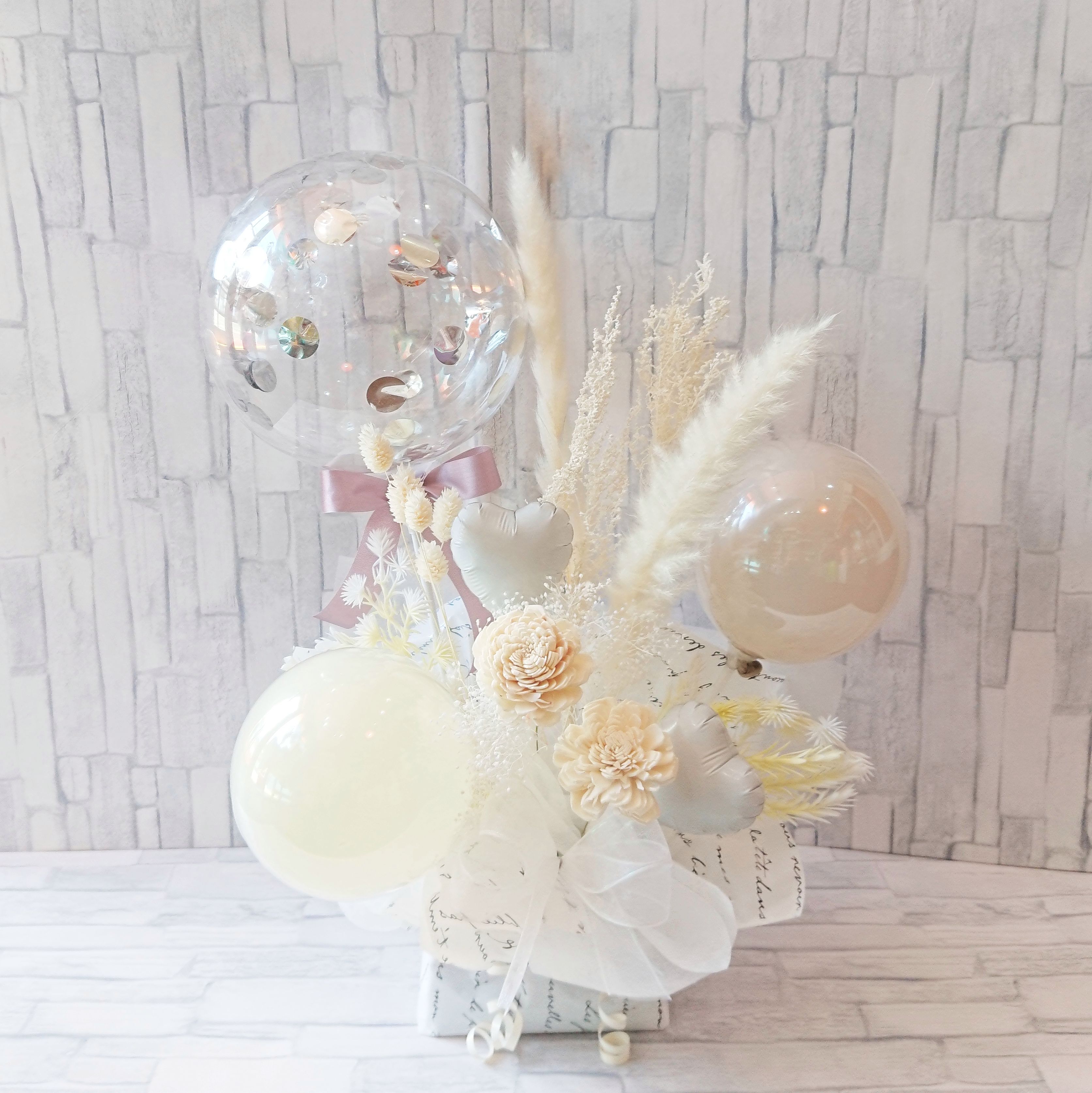 インテリアバルーン　　白基調でシンプルなお店　何にでも合いそう　開店祝い周年祝いバルーン　「インテリアバルーン　開店周年祝おめでとうバルーンギフト」 op0021