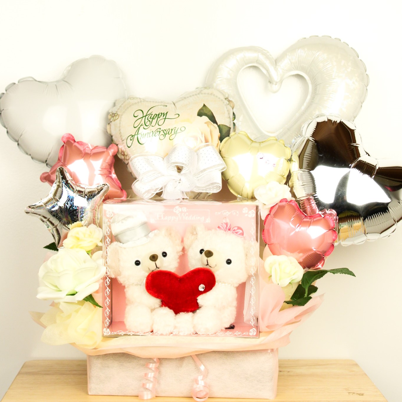 結婚式バルーン電報　バルーンアレンジ「ちょうど１万円ハートを持った!クマのぬいぐるみ入りバルーン電報。」 wd0037