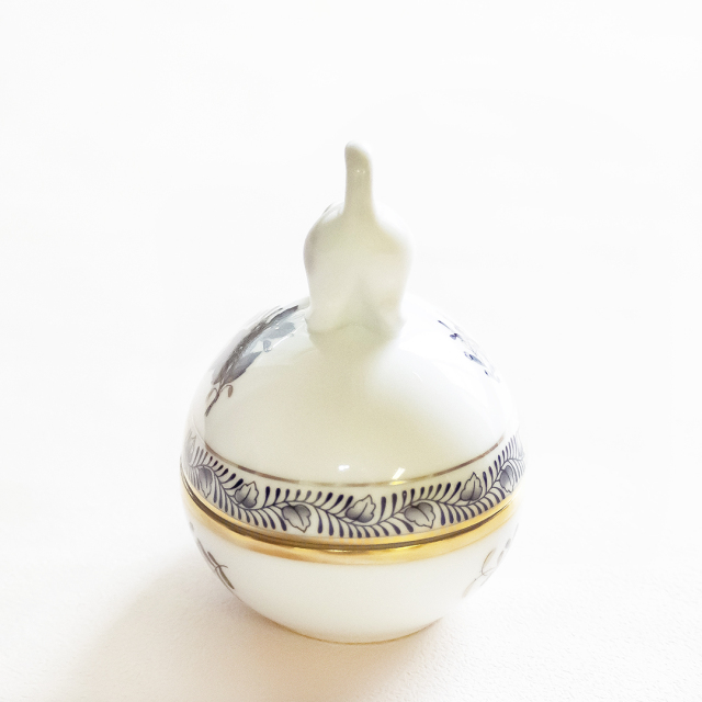 未使用保管品/ヘレンド/ウィーンの薔薇/たまご型ブチネコ　ミニ小物入れ　箱付 未使用保管品/ヘレンド/ウィーンの薔薇/たまご型ブチネコ ミニ
