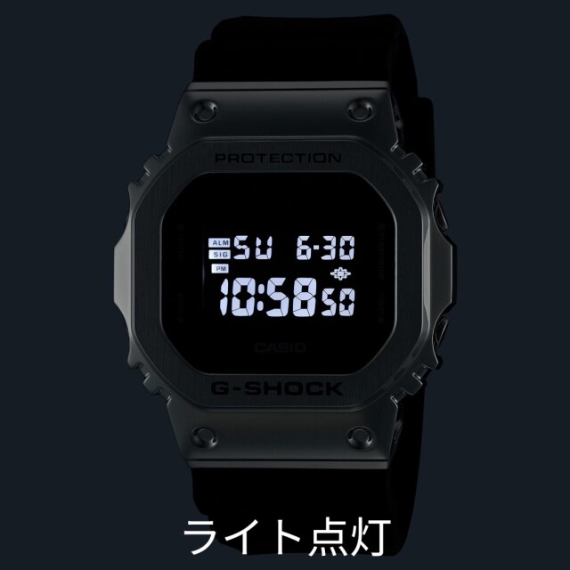 G-SHOCK GM-5600U-1JF スクエアデザイン ライト点灯時の文字盤