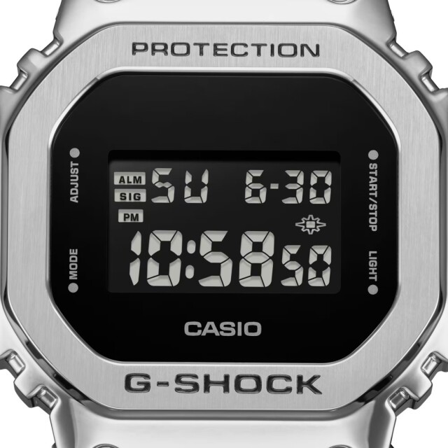 G-SHOCK GM-5600U-1JF スクエア 正面文字盤アップ写真
