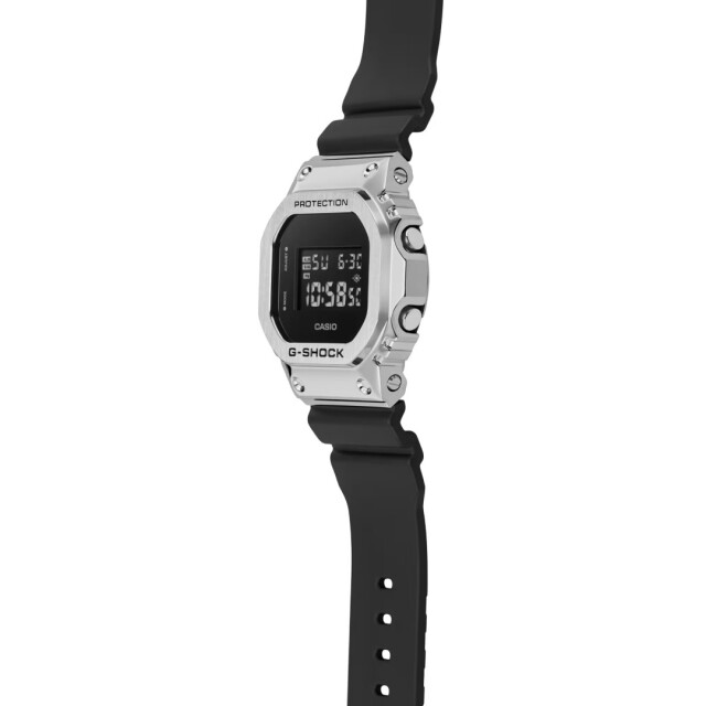 G-SHOCK GM-5600U-1JF スクエア 樹脂バンド縦長全体写真