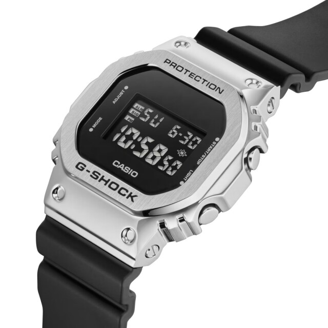 G-SHOCK GM-5600U-1JF スクエア デジタル腕時計 斜め写真