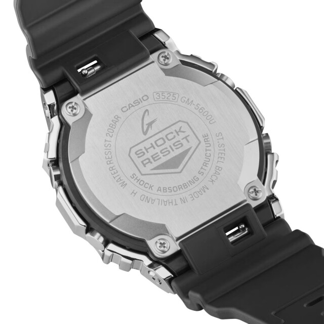 G-SHOCK GM-5600U-1JF スクエア 裏ぶたケースのバック刻印