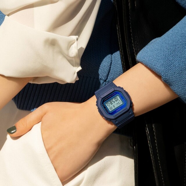 G-SHOCK GMD-S5600-2JF ブルー腕時計 女性の腕に着用した写真