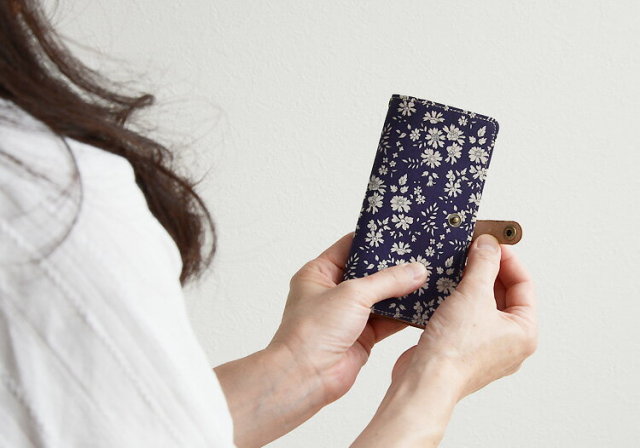 iPhone Xperia Galaxy AQUOS レザーケース 布 生地リバティ