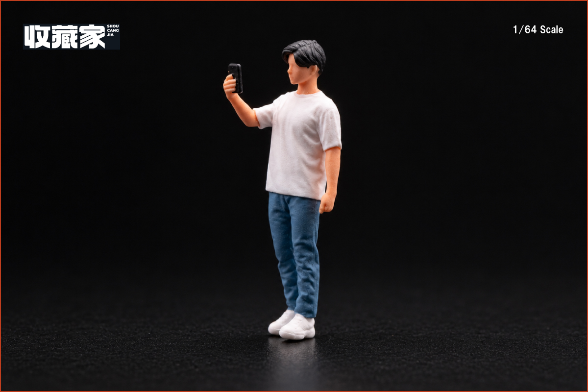 <予約 2026/12月以降発売予定> 収蔵家 SHOUCANGJIA 1/64 フィギュア スマホを掲げて写真を撮る男性 (白い服)