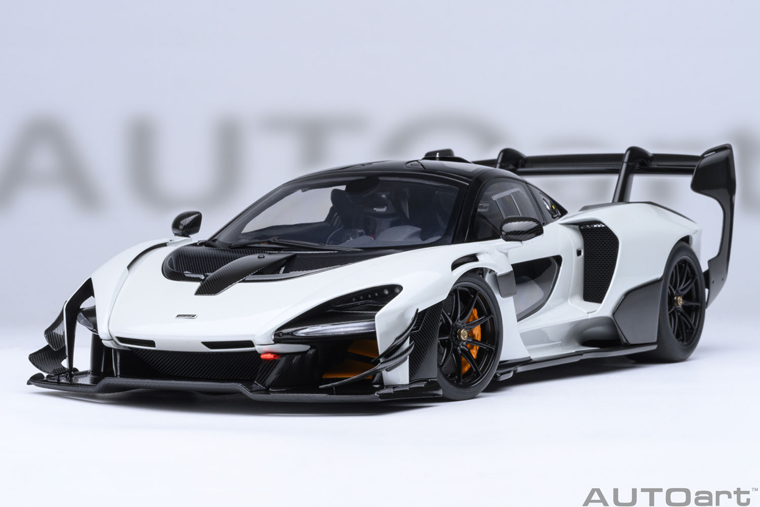 <予約 2026/8月下旬発売予定> AUTOart 1/18 マクラーレン セナ GTR （メタリック ホワイト）