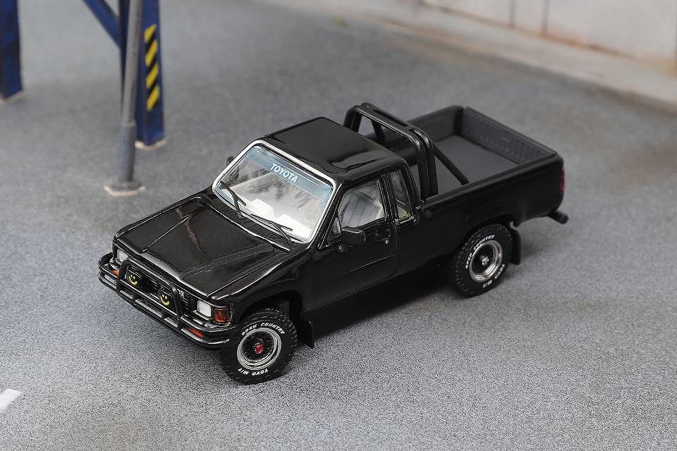 GCD 1/64 Toyota Hilux SR5 XTRA Cab 1985 -(LHD) - スケートボード付 ブラック