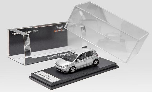 <予約 2027/2月発売予定> DIECAST TEAM 1/64 Toyota Vitz 5-ドア (P10) (LHD) シルバー