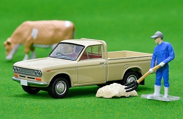 TOMICA LIMITED VINATAGE 1/64 ダットサン 1300 トラック（薄茶）フィギュア付