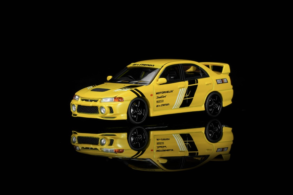 <予約 2026年11月下旬以降順次入荷予定> MOTORHELIX 1/64 三菱 Lancer Evolution IV GSR TECKWRAPP Yellow