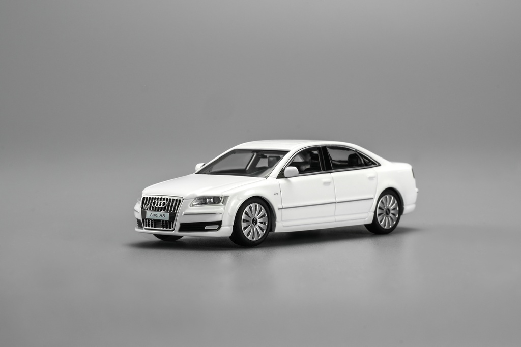 <予約 2026年11月下旬以降順次入荷予定> MOTORHELIX 1/64 Audi A8 (D3) 2008 ホワイト
