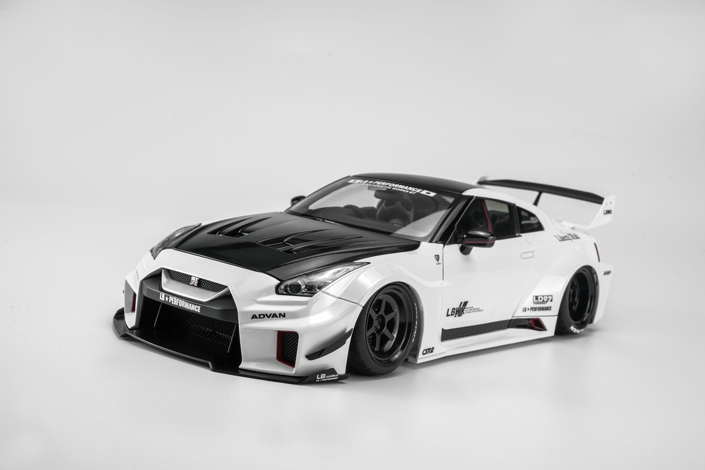 <予約 2027年2月以降順次入荷予定> MOTORHELIX 1/18 LB-Silhouette WORKS GT Nissan 35GT-RR Ver.2 White w/cf bonnet