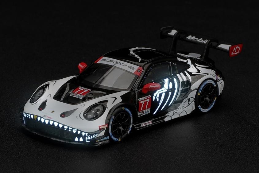 <予約 2027年4月以降入荷予定> MINI GT 1/64 ポルシェ 911 GT3 R (992) IMSA プチ・ル・マン 2026 #77 AO Racing "Skeleton Rexy"(左ハンドル)