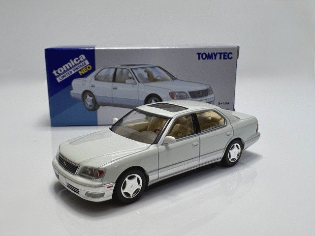 TOMICA LIMITED VINTAGE NEO 1/64 LEXUS LS400 1998 (WHITE/ SILVER)