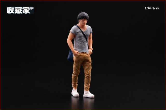 収蔵家 SHOUCANGJIA 1/64 フィギュア ショルダーバックを掛けた男性 (グレーの服)